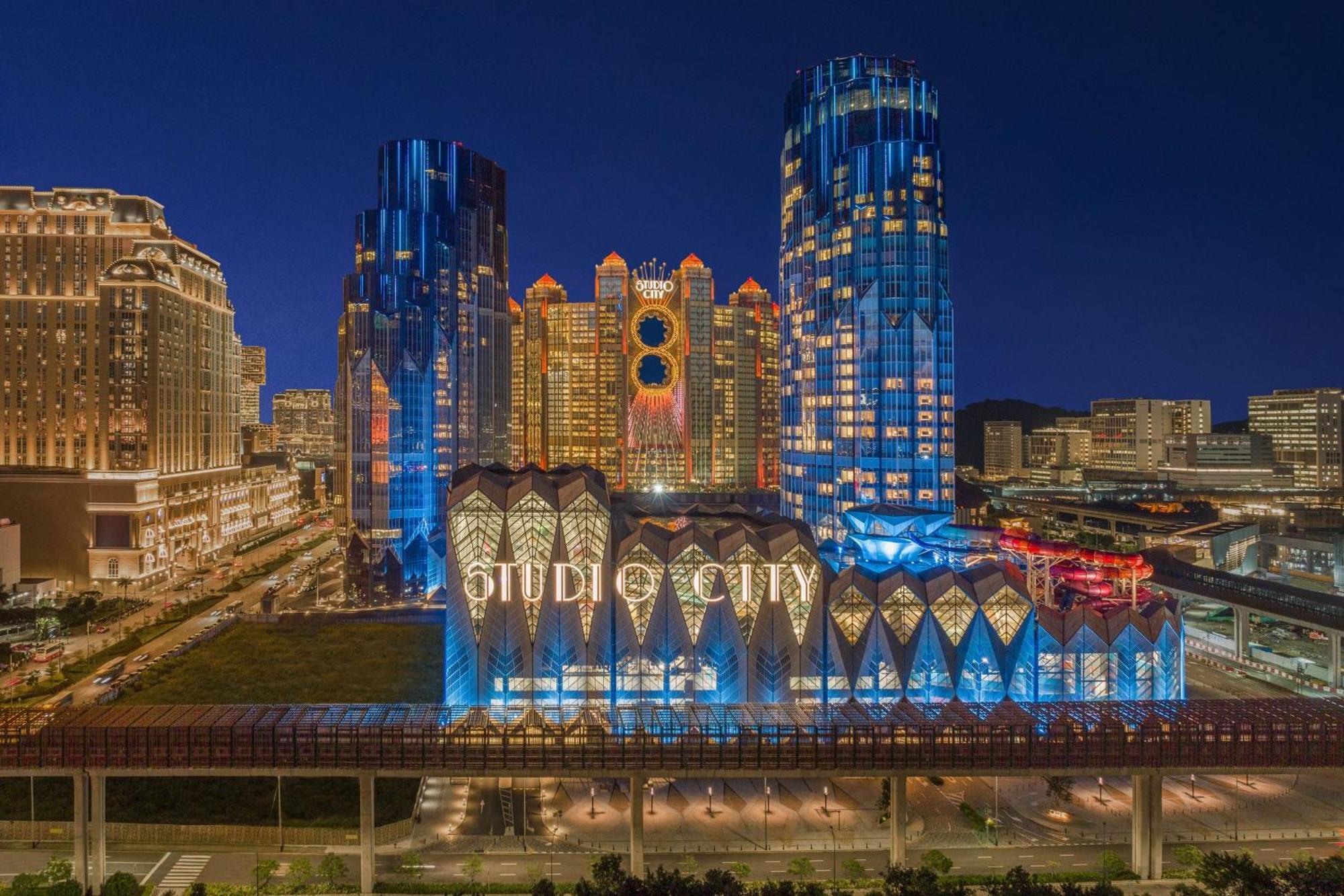 W Macau - Studio City Екстер'єр фото The complex at night